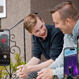 Nuori ja ammatillinen tukihenkilö juttelevat rennosti rappusilla