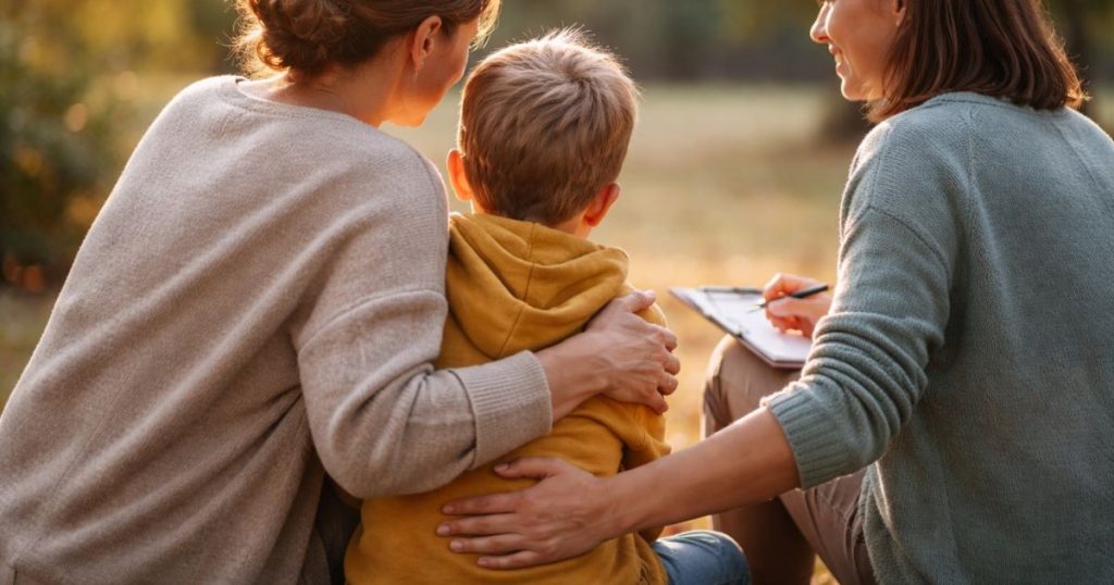 Vanhempi, lapsi ja perhetyöntekijä yhdessä ulkona. Tilanne kuvaa perheelle tarjottavaa tukea, avun vastaanottamista ja arjen kannattelua.